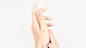 Εύθραυστα νύχια: Πώς δημιουργούνται και πώς θα τα δυναμώσεις;