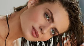 Αφρός, σπρέι αλατιού ή ξηρό σαμπουάν; Τι να επιλέξεις ανάλογα με τον τύπο μαλλιών σου