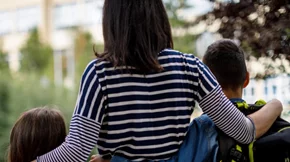 «Είσαι υπερπροστατευτική» – γονείς που βάζουν ταμπέλες σε άλλους γονείς