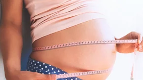 Έρευνα: Επικίνδυνα τα πολλά κιλά στην εγκυμοσύνη