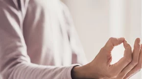 Γιόγκα μετά την εγκυμοσύνη: Τι είναι η postnatal yoga και πώς θα σε βοηθήσει να ξαναβρείς τον εαυτό σου