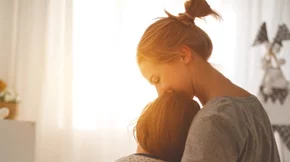 Παιδί μου κι απόψε θα κάνω ότι κοιμάμαι, για να πας κι εσύ να κοιμηθείς