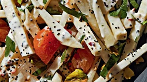 Σαλάτα σελινόριζα με αχλαδόμηλο και ντρέσινγκ γιαούρτι