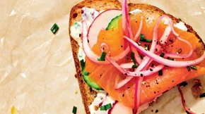 Τι να φάω στη δουλειά; Εύκολο σάντουιτς με σολομό έτοιμο σε λίγα λεπτά