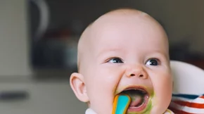 Εισαγωγή στερεών τροφών στο μωρό: Η διαιτολόγος Σταυρούλα Κρίκη μας βοηθά με βασικές οδηγίες
