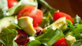 Σαλάτα με αβοκάντο, ντοματίνια, καλαμπόκι και πικάντικη βινεγκρέτ