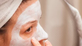 Μάσκες με γιαούρτι: Συνταγές αν έχεις ξηρότητα, ακμή ή θαμπό δέρμα