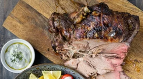 Πασχαλινό τραπέζι: Γιατί ΔΕΝ πρέπει να μαζευτούμε παρέες