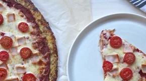 Πίτσα με βάση το κολοκυθάκι για ένα light και θρεπτικό αποτέλεσμα