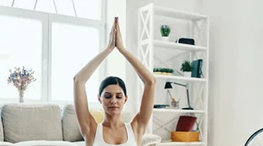 Αυτό το δεκάλεπτο πρόγραμμα γιόγκα αρκεί για να ηρεμήσετε το σώμα και το μυαλό σας