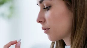 Παίρνεις αντιβιοτικό όταν χρειάζεται ή μήπως το παρακάνεις; Και τι άλλα λάθη κάνουμε με τα φάρμακα;