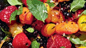 Σαλάτα με ψωμί αρωματισμένο με θυμάρι με ψητά καρότα, φρούτα του δάσους και δυόσμο