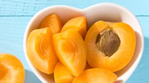 Είναι το κουκούτσι του βερίκοκου το νέο health trend; Και έχει όντως αντικαρκινική δράση;