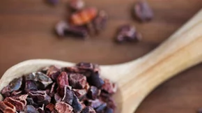 Cacao nibs (νιφάδες κακάο): Τα οφέλη του superfood που φτιάχνει τη διάθεση και όχι μόνο