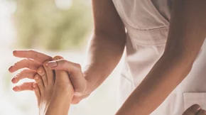 Ρεφλεξολογία: Μια ολιστική προσέγγιση στην ανακούφιση από συμπτώματα