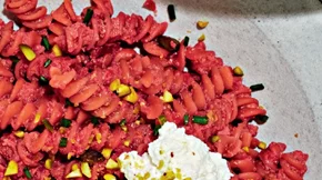 Βίδες από κόκκινες φακές με πέστο παντζαριού