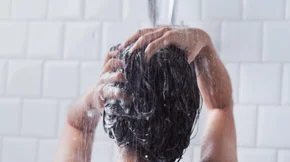 Δέρμα στο τριχωτό του κεφαλιού: 4 βήματα για τη σωστή φροντίδα του