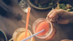 3 δροσιστικές συνταγές για υγιεινά μοκτέιλς για το καλοκαίρι