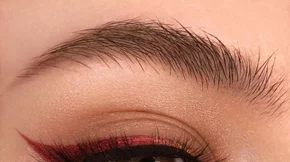 Κόκκινο eyeliner: H τάση που κάνει θραύση στο Instagram