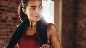 3 ασκήσεις για σφιχτή κοιλιά και τονωμένους γλουτούς (εύκολα, στο σπίτι!)