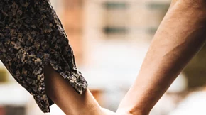 Ο φόβος της δέσμευσης: Πόσο φυσιολογική είναι η συναισθηματική αποστασιοποίηση;