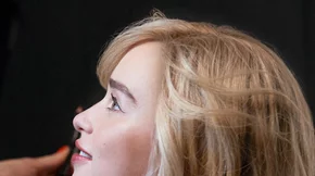 Η Emilia Clarke μιλάει στην Jane Lauder για την συνεργασία της με την Clinique