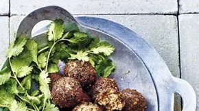 Φτιάξε απόψε κιόλας τα πιο νόστιμα σπιτικά φαλάφελ με σος γιαουρτιού