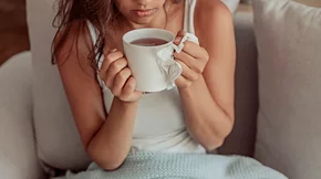 Έχεις ήπια συμπτώματα COVID-19; Τι να κάνεις για τον πυρετό και τον βήχα και ποιο φάρμακο να μην πάρεις