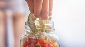 Σαλάτα σε βάζο: Πώς φτιάχνουμε το τέλειο salad jar για ενέργεια, ενδυνάμωση, ενυδάτωση