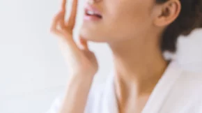 Η 5λεπτη βραδινή ρουτίνα ομορφιάς για να ξυπνήσεις ανανεωμένη στο φουλ