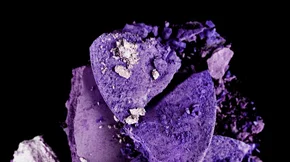 6 beauty looks με μοβ σκια που θα δοκιμάσουμε τώρα για τέλειες selfie