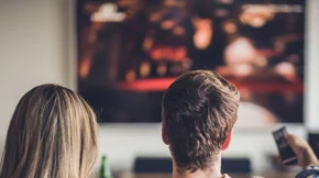 Ταινίες, παραστάσεις, βιβλία: Κατάλογος με δωρεάν υπηρεσίες για όσο διαρκεί η καραντίνα