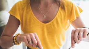 Γιατί τρώω πολύ ενώ δεν πεινάω; Οι λόγοι που το κάνουμε και οι τεχνικές για να το μειώσουμε