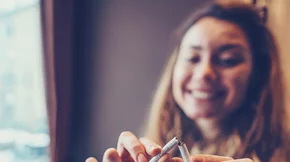 Νέα έρευνα: Ακόμη κι αν καπνίζεις «λίγο» κινδυνεύεις πολύ από καρκίνο του πνεύμονα. Plus: Το βασικό σύμπτωμα στις γυναίκες