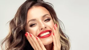 Μάθαμε επιτέλους πώς θα κρατάνε οι μπούκλες από τη hair expert