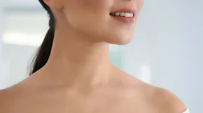 Η skincare ρουτίνα που θα σας χαρίσει νεανική εμφάνιση στο ντεκολτέ