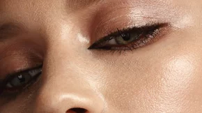 Dolphin skin: To νέο make-up trend πάει το glowy λουκ σε… άλλο επίπεδο