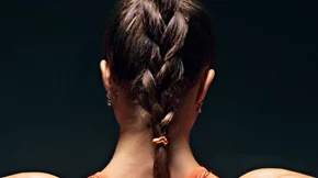 Γιατί πονάει η πλάτη μου; Τι μπορεί να κρύβει η ραχιαλγία και πώς θα την αντιμετωπίσεις;