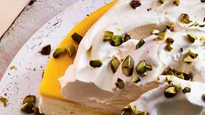 Εύκολο και δροσιστικό τσιζκέικ με κρέμα λεμονιού και φιστίκια