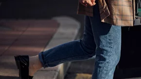 Πώς να συνδυάσεις κομψά το τζιν σου μετά τα 50