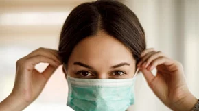 Κομψή με μάσκα | 5 χτενίσματα για να μην πονάνε τα αφτιά σου