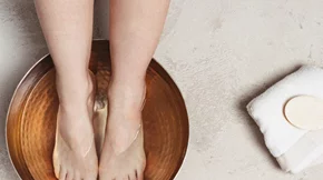 Τα χρώματα στα νύχια που επιλέγουν αυτήν την στιγμή όλες οι influencers για το πεντικιούρ τους