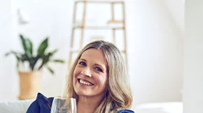 Αλκοόλ στην εμμηνόπαυση: Πώς επηρεάζει τα συμπτώματα, πώς μπορεί να αυξήσει τους κινδύνους για την υγεία