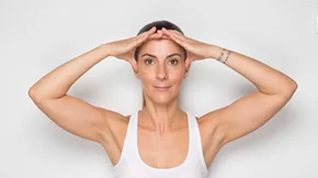 Τρίζεις τα δόντια σου και δεν κοιμάσαι καλά; 3 κινήσεις Face Yoga για ήρεμο ύπνο