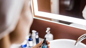 Serum προσώπου: Ποιοι είναι οι καλύτεροι οροί για λαμπερό και νεανικό πρόσωπο;