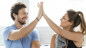 Προπόνηση για δύο: Workout για να γυμναστείς με παρέα χωρίς κανέναν εξοπλισμό