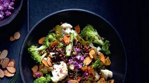 Σαλάτα με μπρόκολο, κουνουπίδι και φακές