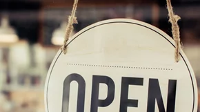 Η ζωή μετά τον εμβολιασμό για COVID-19: Θα αγκαλιαζόμαστε, θα ταξιδεύουμε, θα φοράμε μάσκα;