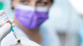 Τα εμβόλια θα είναι μάλλον αποτελεσματικά για όλες τις μέχρι τώρα γνωστές παραλλαγές του κορονοϊού