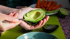 Πέντε τροφές που εξισορροπούν φυσικά τις ορμόνες